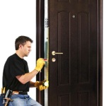 Своевременный ремонт — залог надежности и долговечности дверной конструкции.
